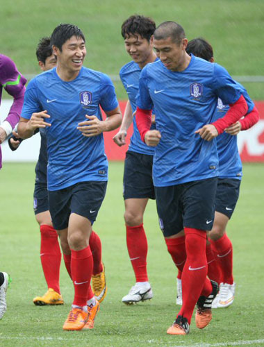 2015 AFC 호주 아시안컵 조별리그 A조 3차전 호주와의 경기를 앞둔 한국 축구 국가대표팀의 이근호와 차두리가 14일 호주 브리즈번의 페리 파크에서 비가 내리는 가운데 훈련하고 있다. 