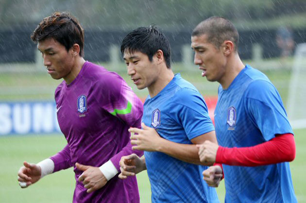 2015 AFC 호주 아시안컵 조별리그 A조 3차전 호주와의 경기를 앞둔 한국 축구 국가대표팀의 골키퍼 김승규와 이근호, 차두리(왼쪽부터)가 14일 호주 브리즈번의 페리 파크에서 비가 내리는 가운데 훈련하고 있다. 