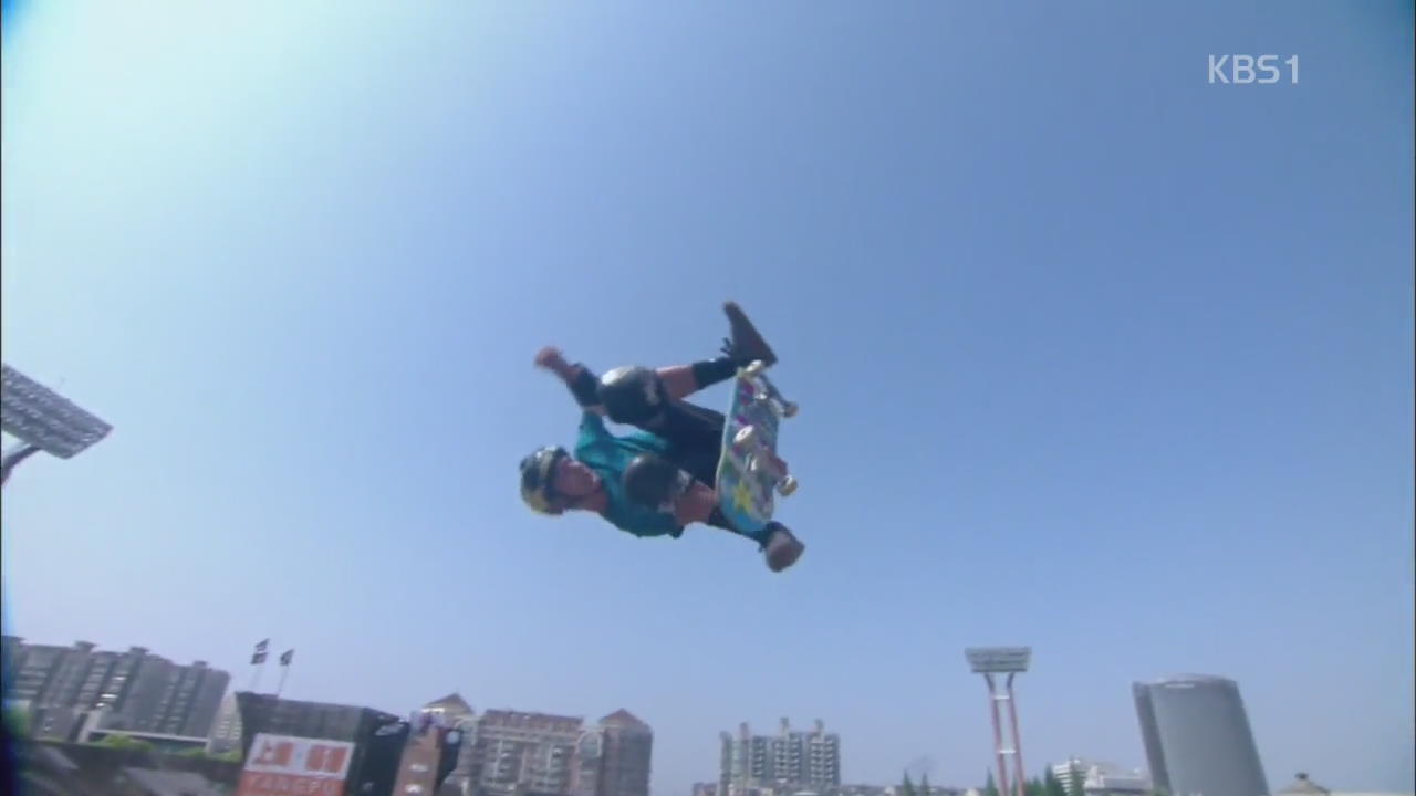 [오늘의 영상] 새처럼 날아올라! 스케이트 보드 묘기