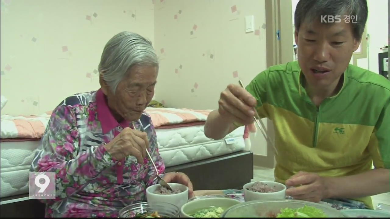 산을 오르는 106살 어머니와 ‘슈퍼맨’ 효자