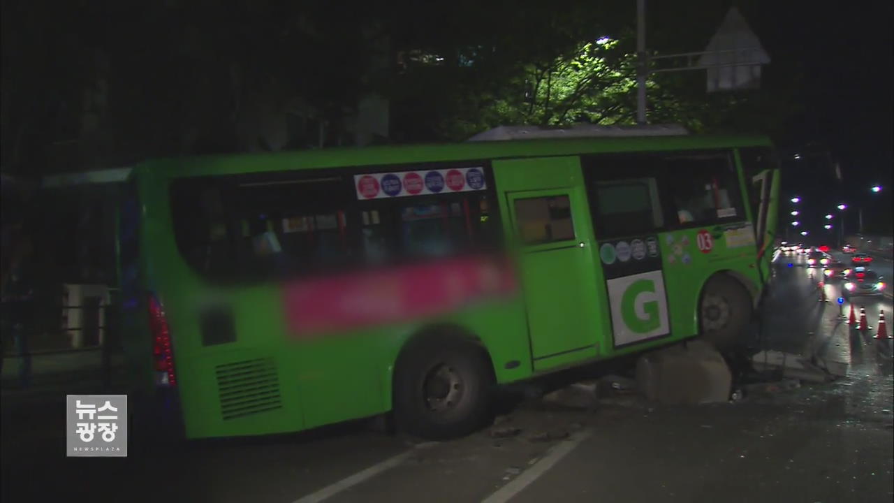마을버스·택시 충돌…2명 다쳐