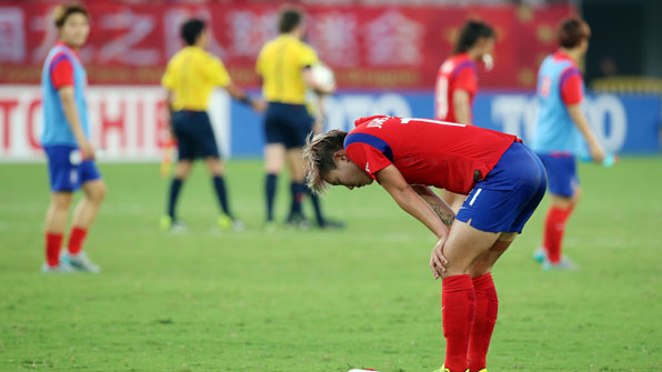 ‘또 못 넘었다’ 여 축구, 북한에 져 아쉬운 2위