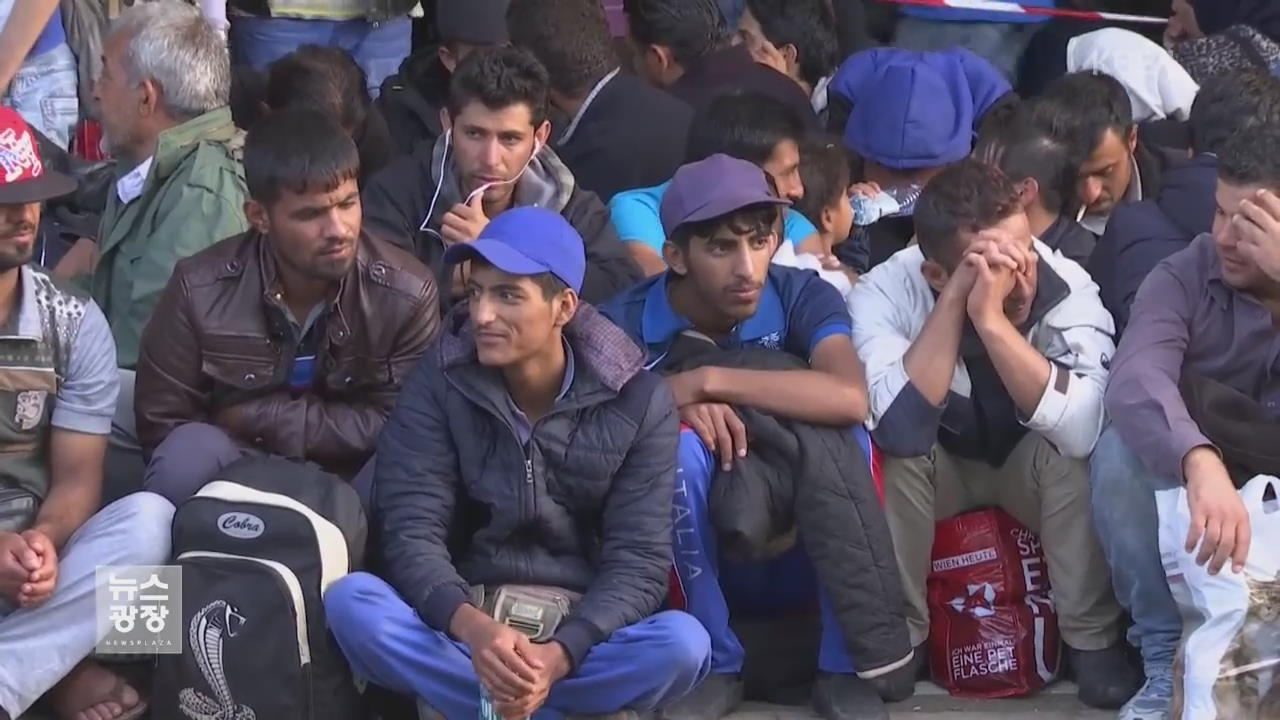 독일도 국경 통제…난민선 전복 34명 숨져