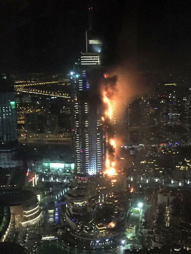 ‘새해 불꽃놀이 중 두바이 호텔서 큰 불’
