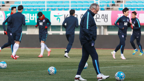 한국 축구, 취약한 측면 수비 ‘해법 찾아라!’