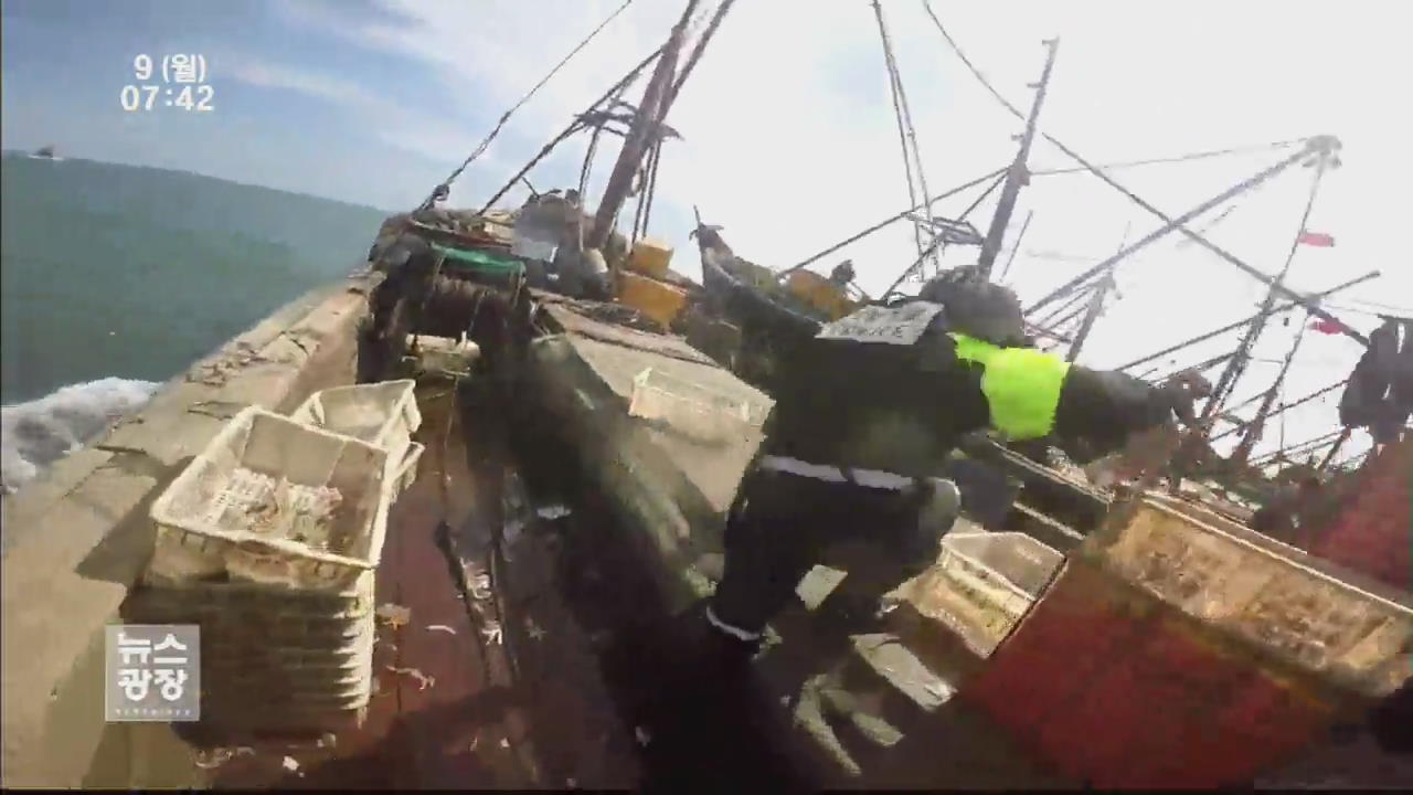 불법 조업하던 중국 어선 2척 나포…해경 부상
