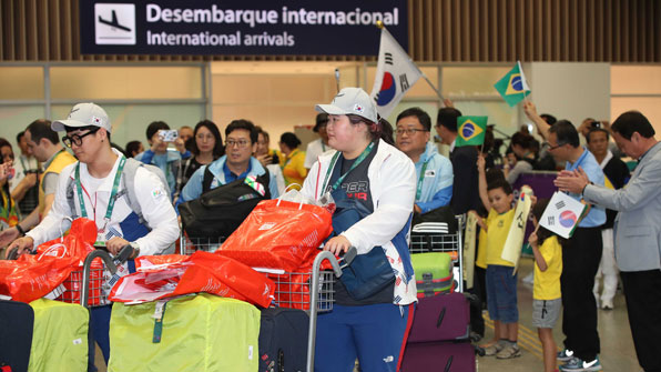 한국선수단 ‘약속의 땅’ 리우 입성…공항 들썩