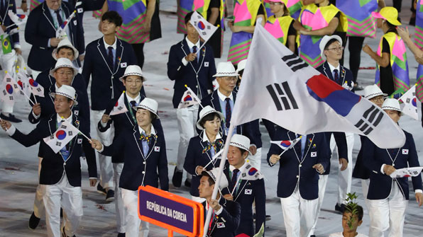 한국 52번째로 입장…난민팀에 ‘뜨거운 박수’