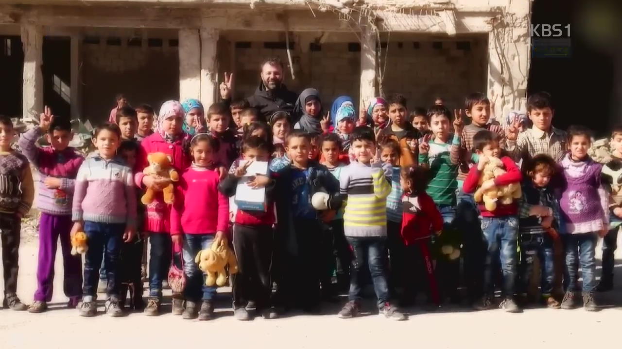 시리아 전쟁 상처 보듬는 ‘장난감 밀수꾼’