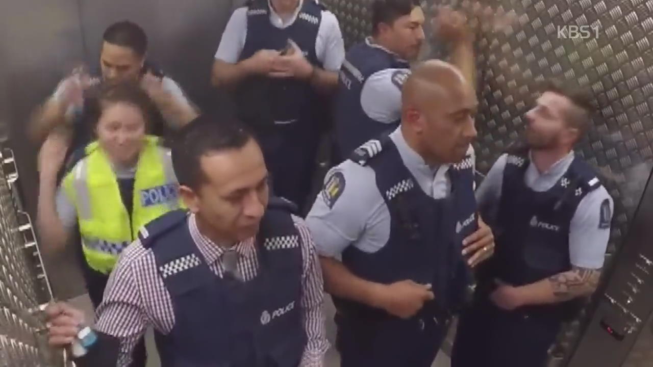[디지털 광장] 경찰들의 유쾌한 엘리베이터 리듬 연주