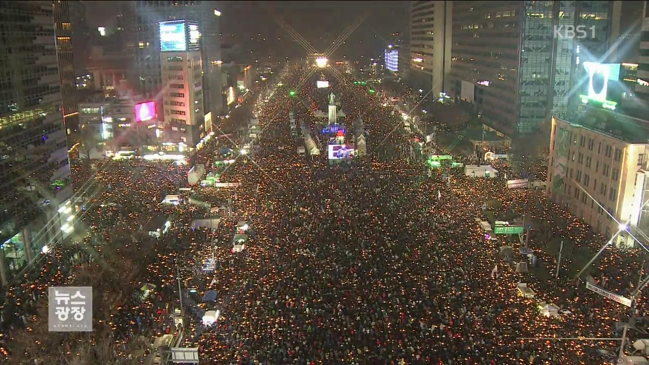 “즉각 퇴진” 6차 촛불집회…청와대 100m 앞 행진