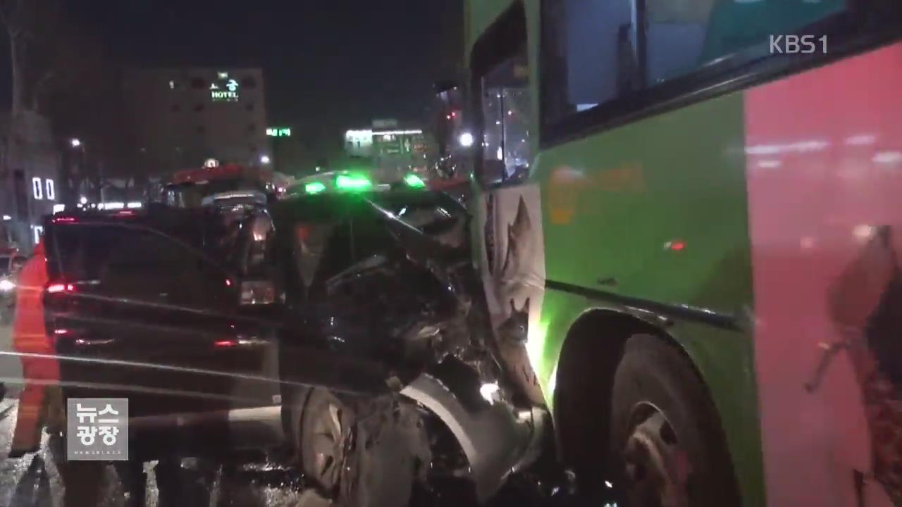 서울 종로구 시내버스·승합차 충돌…6명 부상