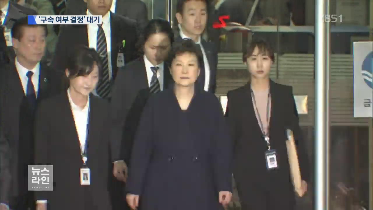 ‘긴 하루’ 보내고 검찰청서 대기