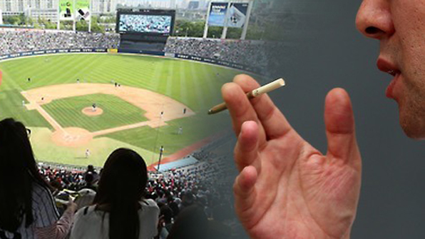 ‘담배 연기’ 자욱한 야구장…이대로 괜찮은가?