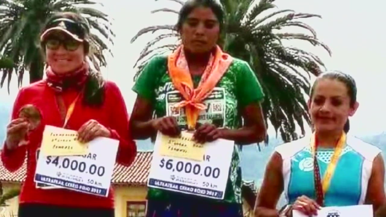 샌들에 치마…원주민 여성, 산악마라톤 ‘우승’