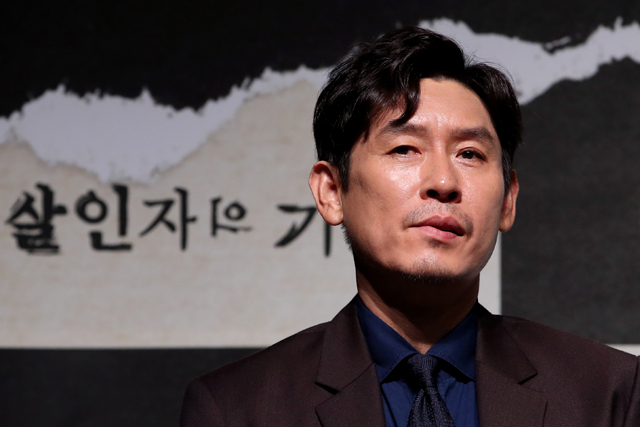 배우 설경구가 8일 오전 서울 강남구 CGV 압구정점에서 열린 영화 '살인자의 기억법' 제작보고회에서 질문을 듣고 있다. 김영하 작가가 쓴 동명 베스트셀러 소설이 원작인 영화 '살인자의 기억법'은 알츠하이머에 걸린 연쇄살인범이 새로운 살인범의 등장으로 살인 습관이 되살아나면서 벌어지는 이야기를 다룬다. 