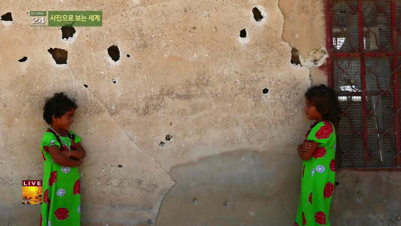 [글로벌24 사진] 총탄 자국 가득한 벽 앞 소녀들 외