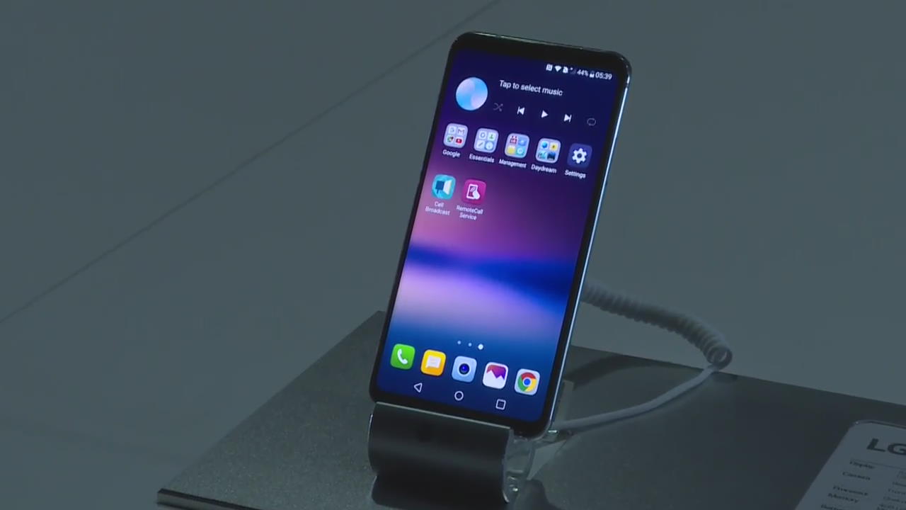LG V30 공개…스마트폰 경쟁 치열