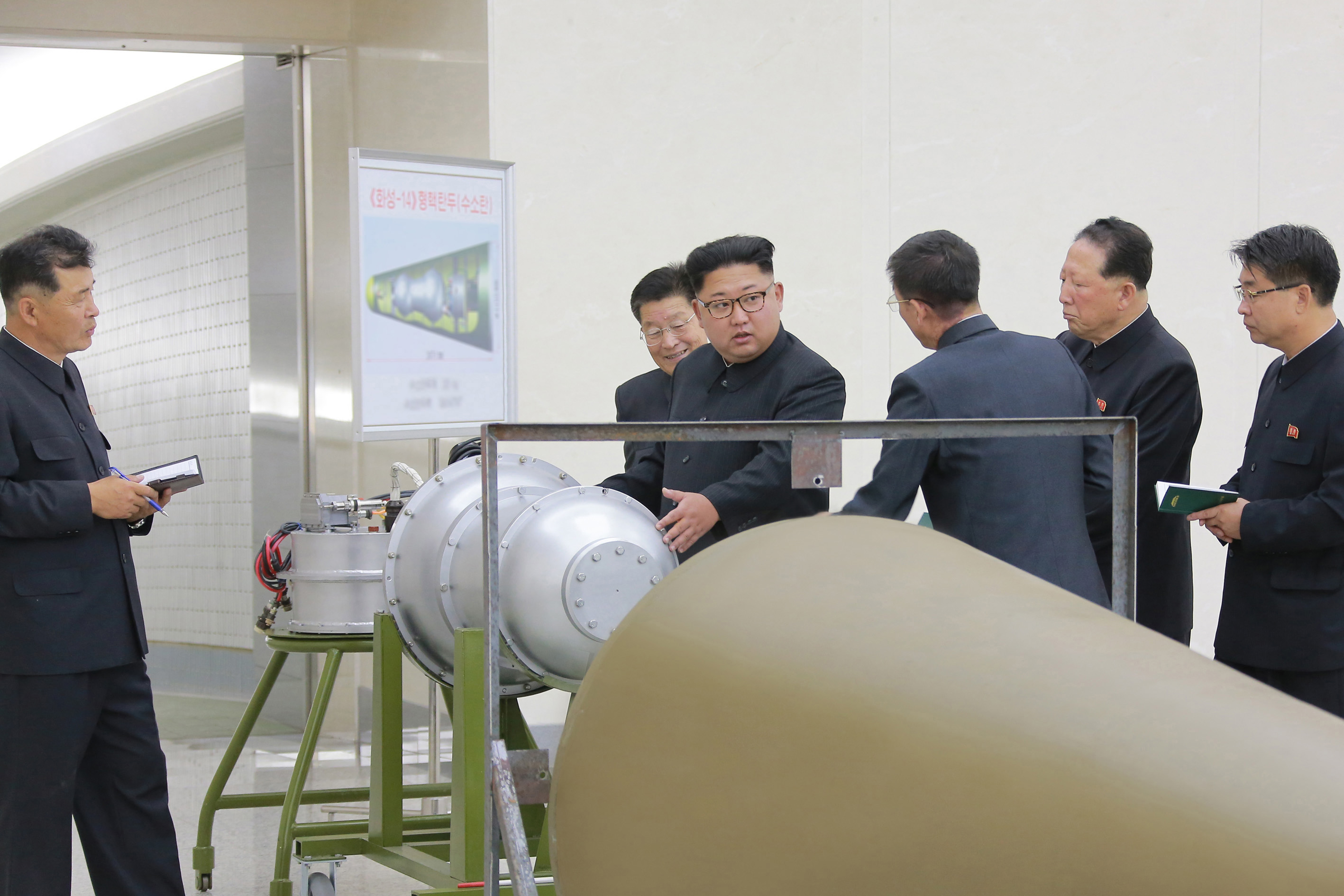 北 공개한 ‘화성14형’ 수소탄 모형…김정은 ‘6차 핵실험’ 강력 예고