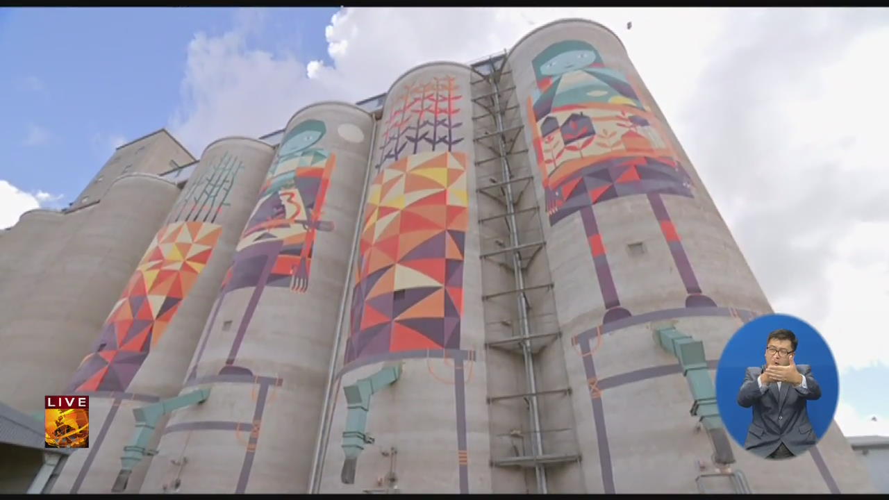 호주 거대 곡물 저장고에 그려진 벽화