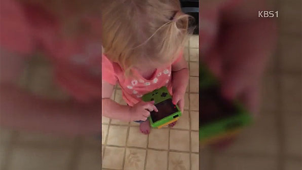 [디지털 광장] “작동이 안 돼요”…구식 게임기 처음 만난 꼬마 소녀