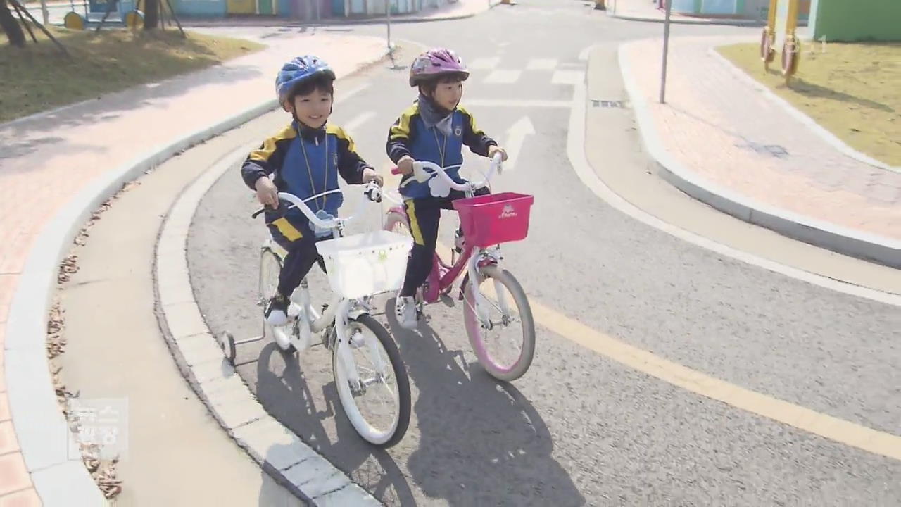 “안전 주행 배워요”…‘어린이 자전거 교육장’ 인기