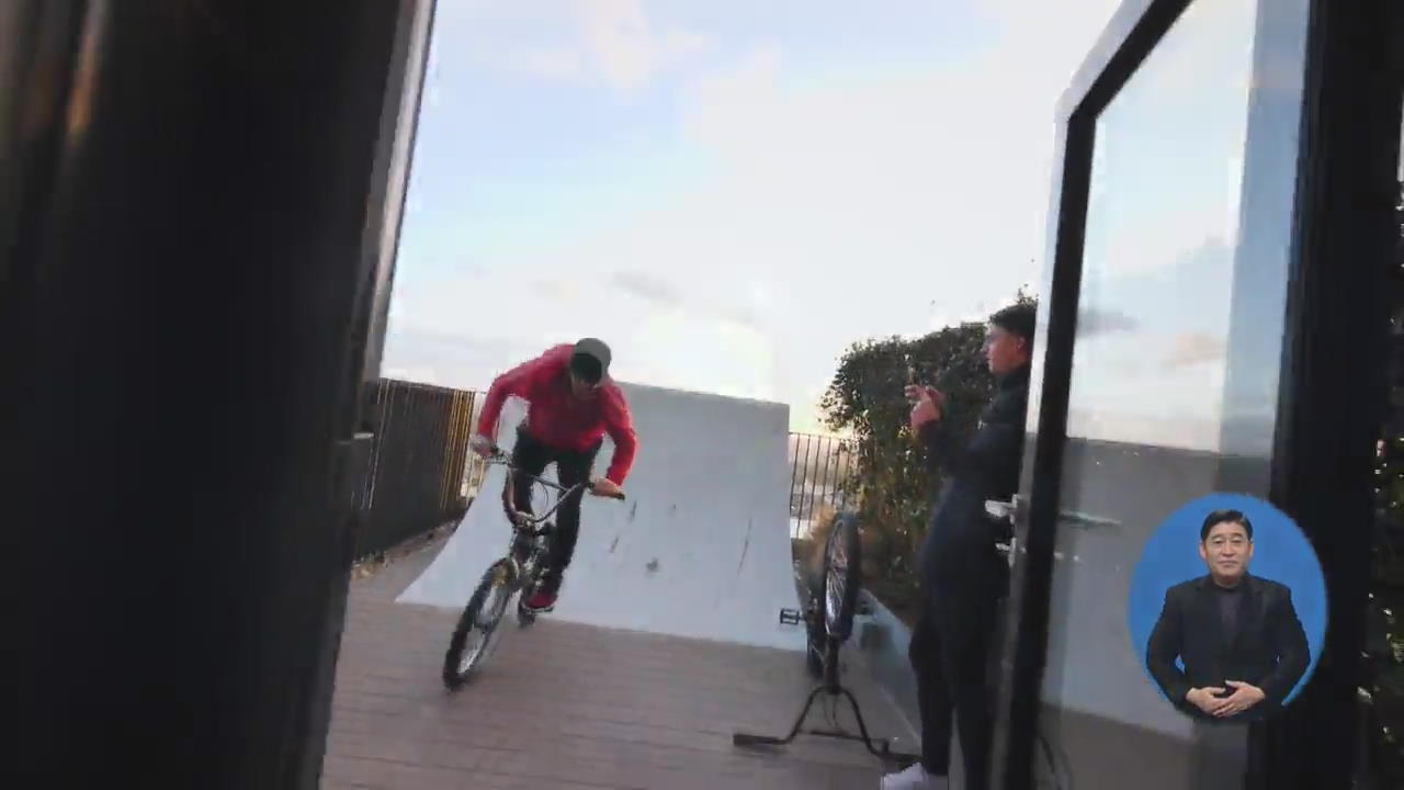 [지구촌 화제 영상] 옥상에서 ‘자전거 묘기’…‘무모한 도전’