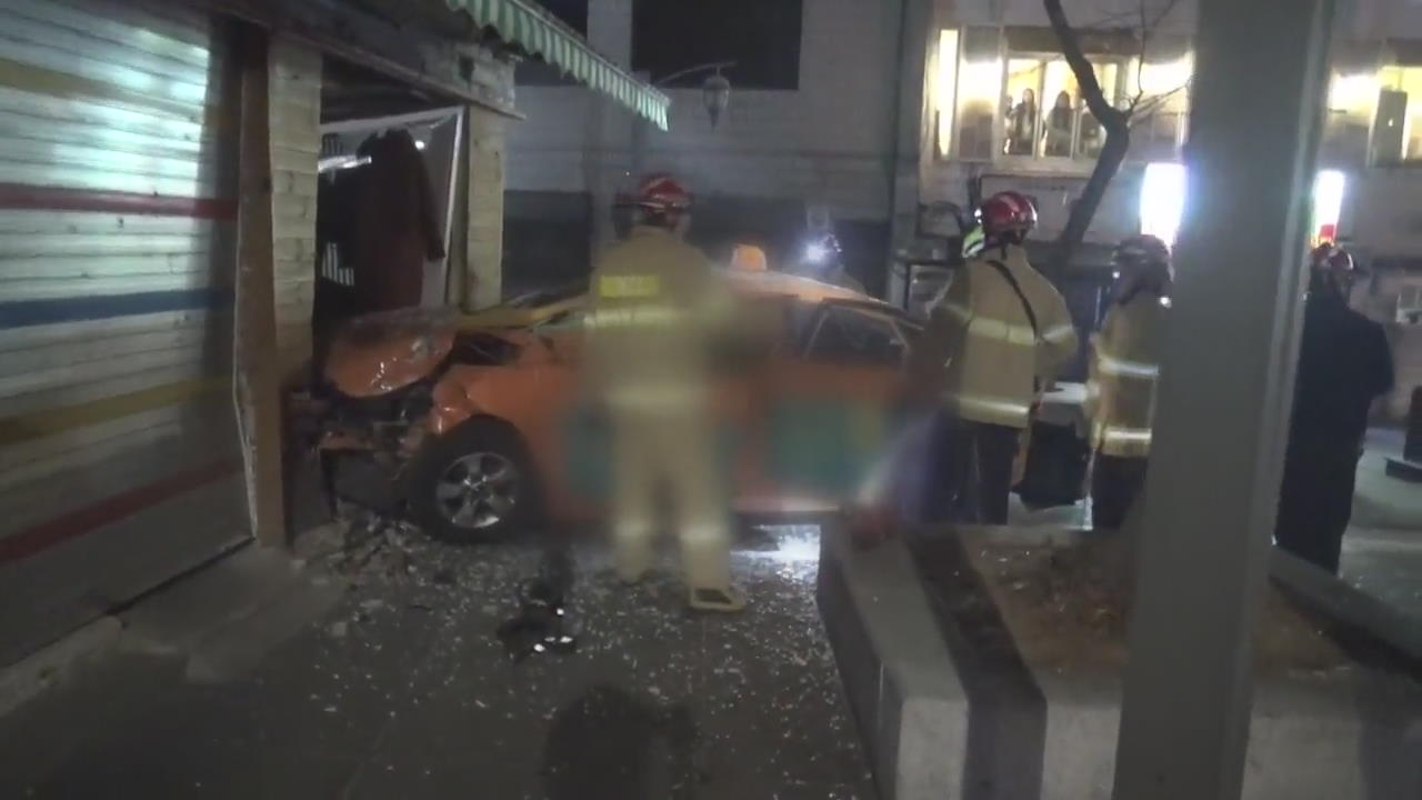 서울 도심서 택시끼리 충돌…아파트·제조업체 화재