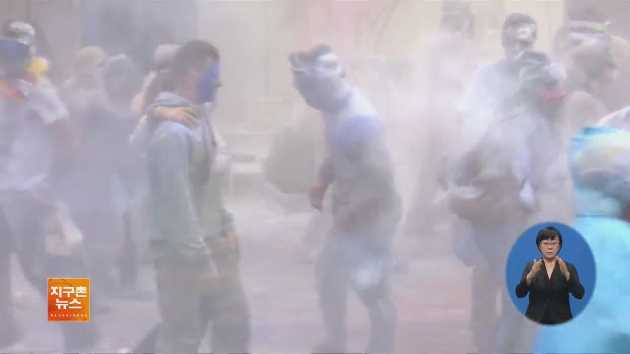 [지구촌 화제 영상] 그리스 ‘밀가루 전쟁’ 축제