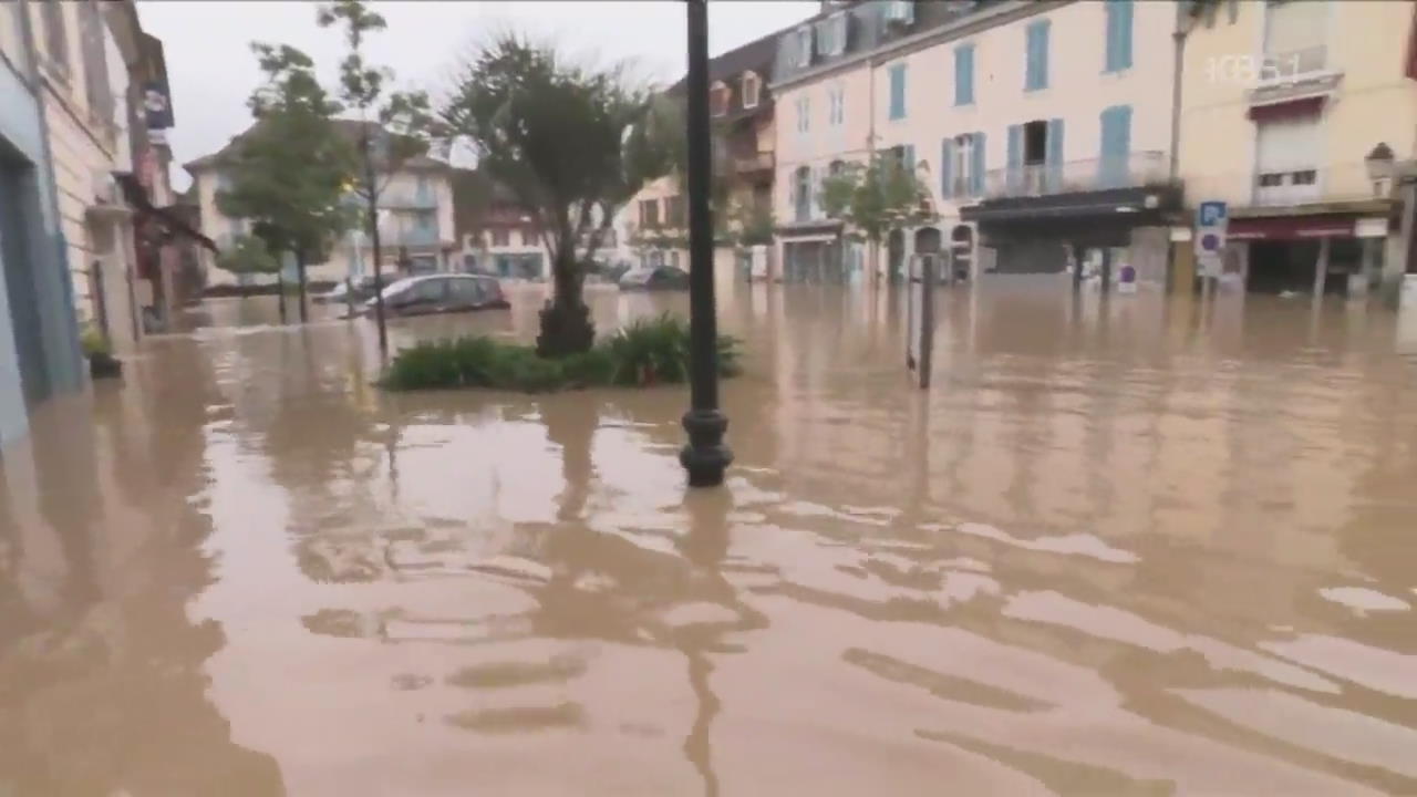 프랑스, 50년 만의 폭우…‘운하처럼 변한 도로’