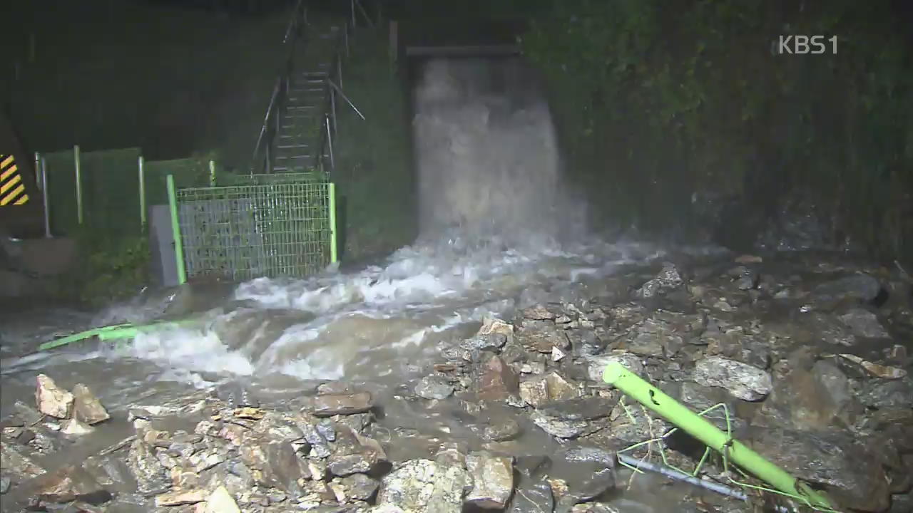 폭우에 ‘토사 유출’로 외곽순환로 통제…침수 피해 속출