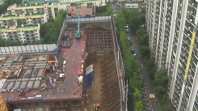 폭 30m 땅꺼짐에 아파트 ‘기우뚱’…주민들 긴급 대피