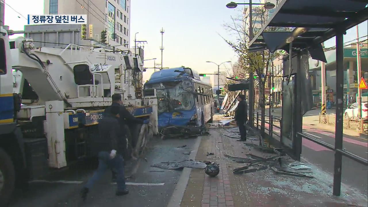 “오토바이와 시비 탓에…” 버스가 정류장 덮쳐 ‘날벼락’