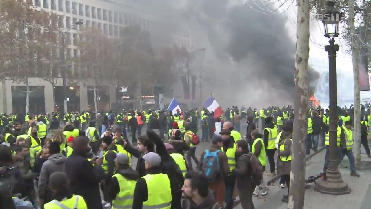 샹젤리제에 최루탄·물대포…프랑스 ‘노란 조끼’ 시위 격화