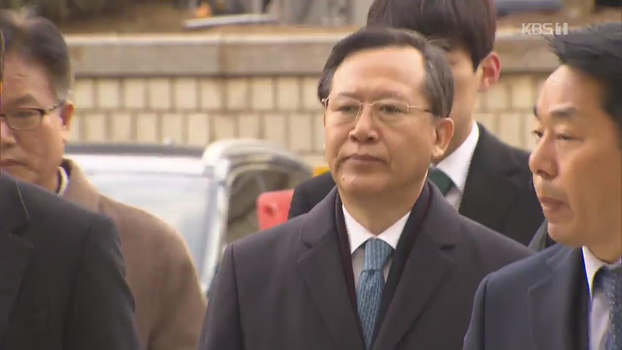 ‘사법농단’ 박병대·고영한 전 대법관 구속영장 기각