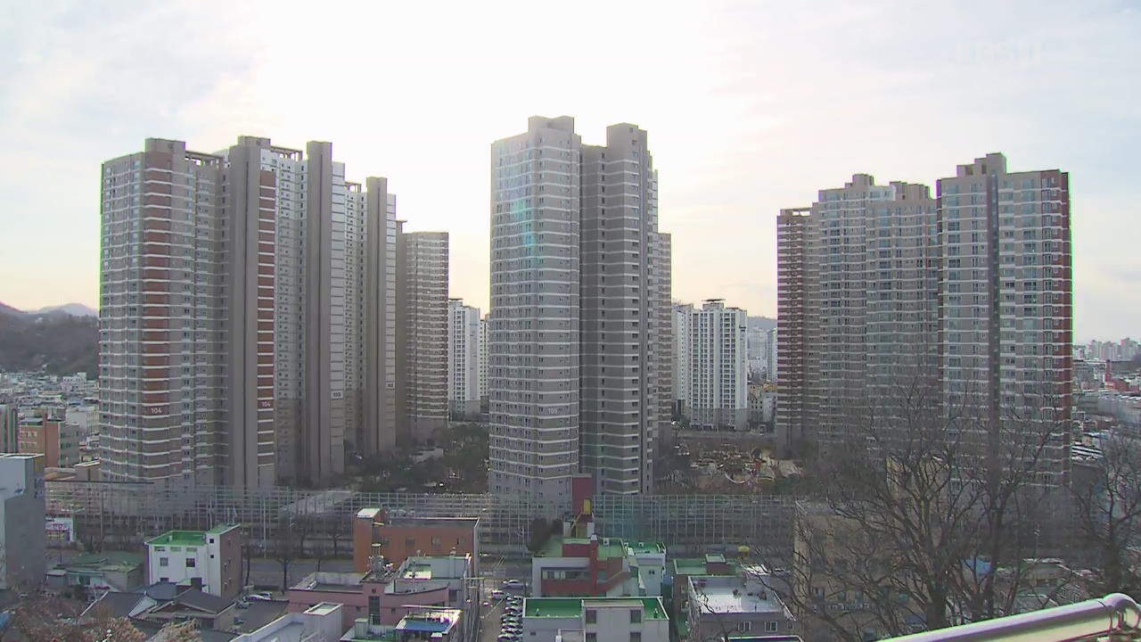 누구를 위한 임대 주택?…거주자 절반이 일반인