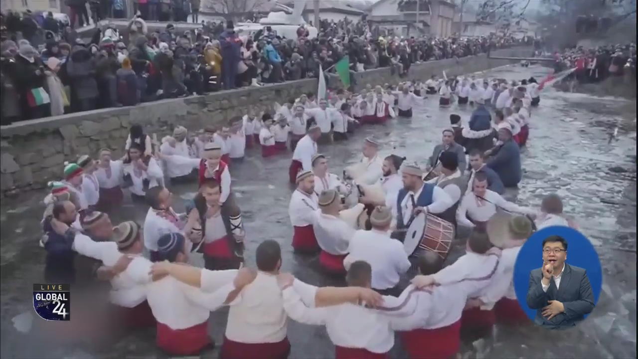 [글로벌 스토리] 얼음 깨고 행진…불가리아 신년 행사