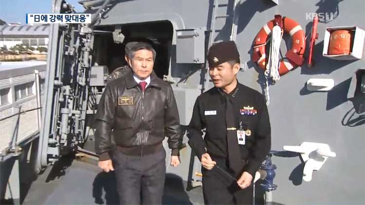 정경두, 해군작전사령부 전격 방문…“일본 도발 강력 맞대응”