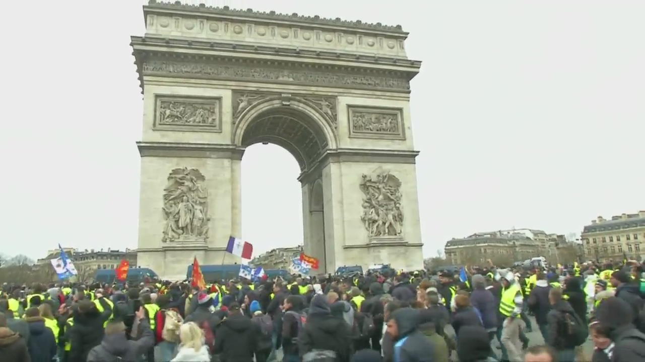 프랑스 ‘노란조끼’ 시위 다시 격화…방화·약탈까지