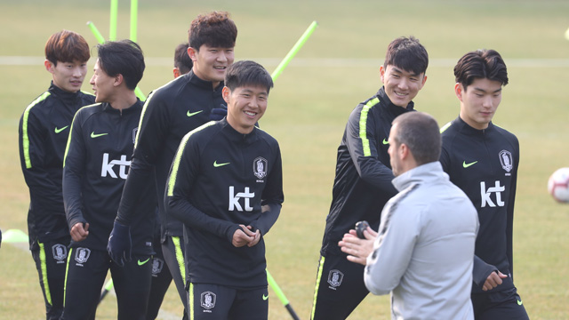 ‘이강인·백승호 가세’ 완전체 벤투호…지동원 훈련 열외