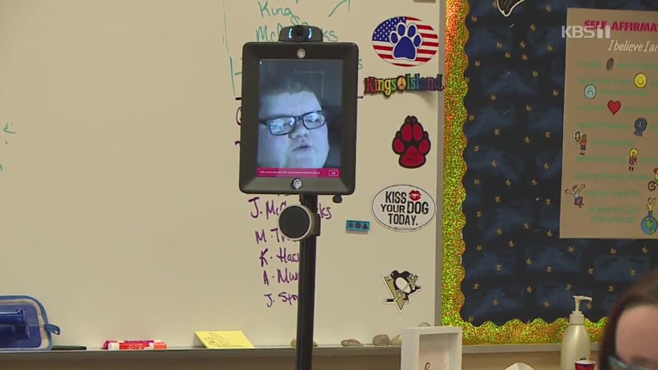 미국 장애 학생, 원격 로봇 조종하며 학교 생활