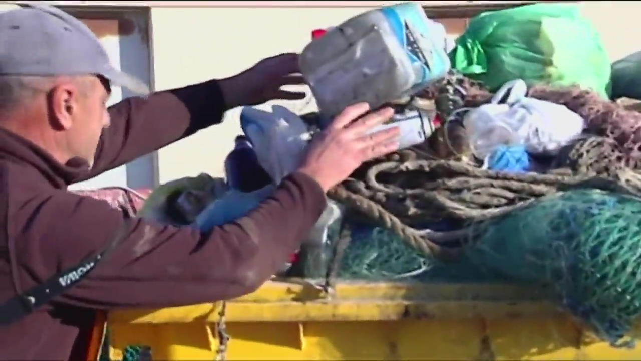 해양 쓰레기 수거해 조사 연구 돕는 스페인 어민들