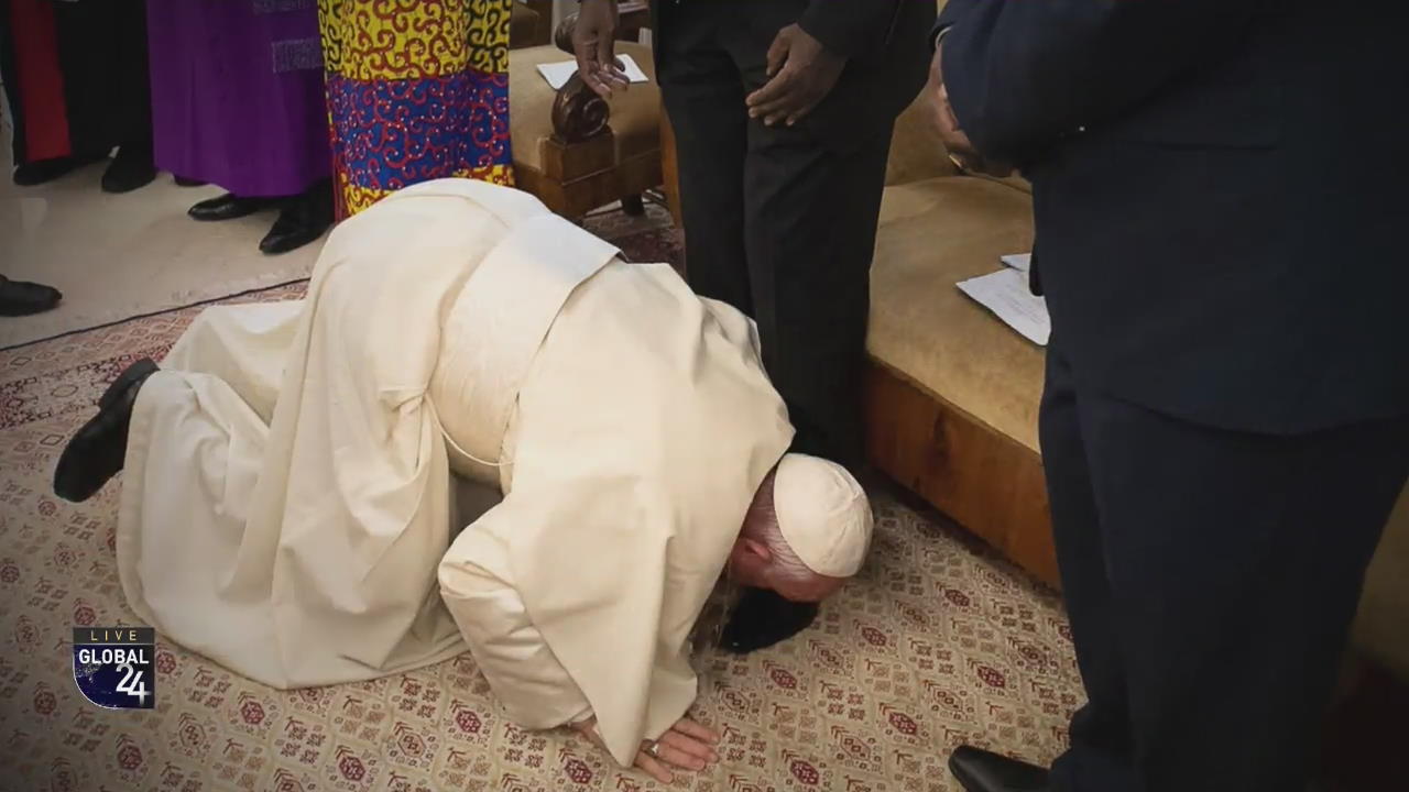 [글로벌24 카드뉴스] 교황, 남수단 지도자들 발에 입맞춤