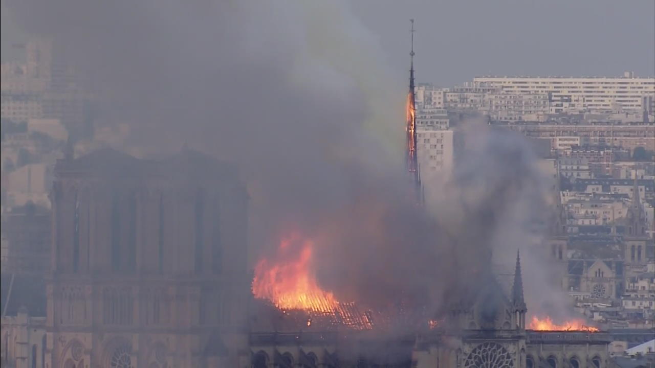 [영상] ‘850년 역사’ 파리 노트르담 대성당 큰 불…첨탑·지붕 붕괴