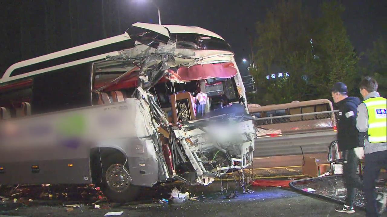달리던 버스, 정차한 버스와 추돌…탑승객 16명 부상