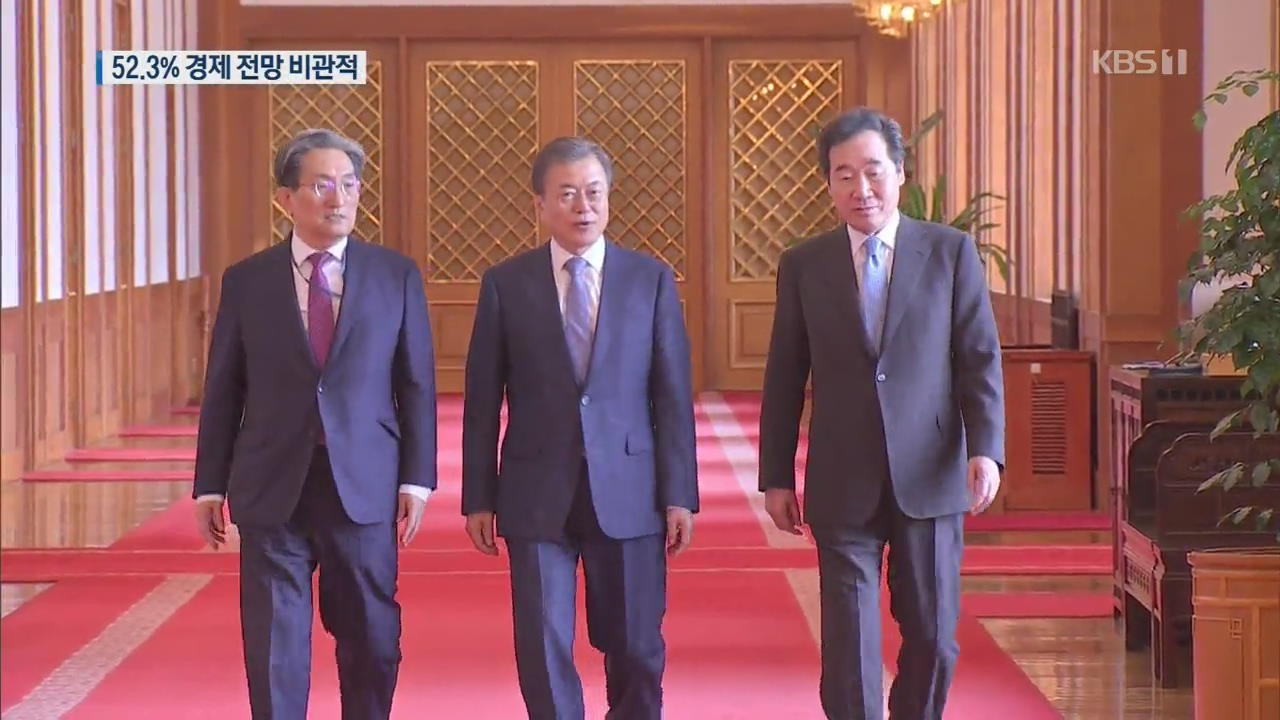 문 대통령 취임 2주년 여론조사…국정 지지도 48.9%