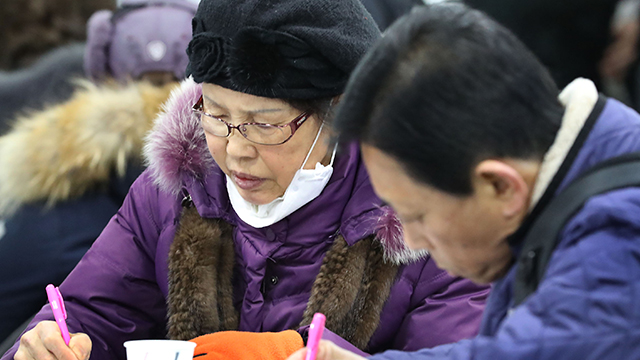 文대통령 “노인 일자리, 나쁜 일자리라도 없는 것보다 낫다”