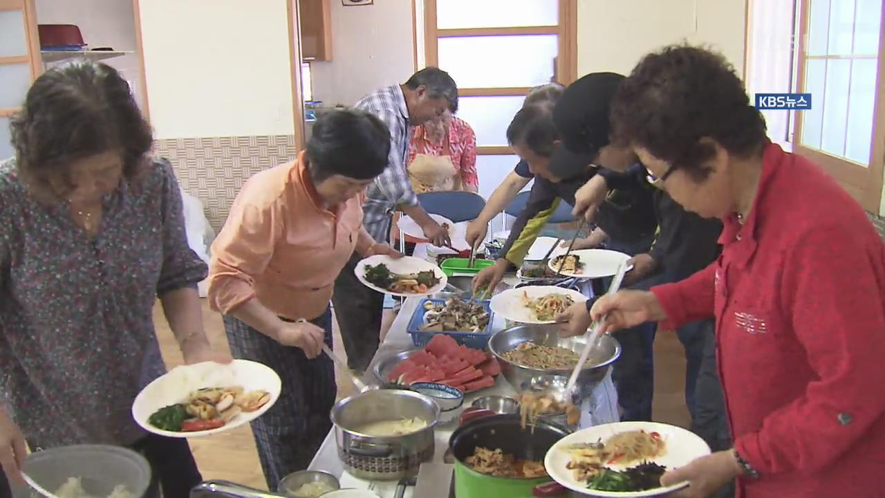 “밥 드시고 일하세요” 농번기 ‘마을 급식’ 인기