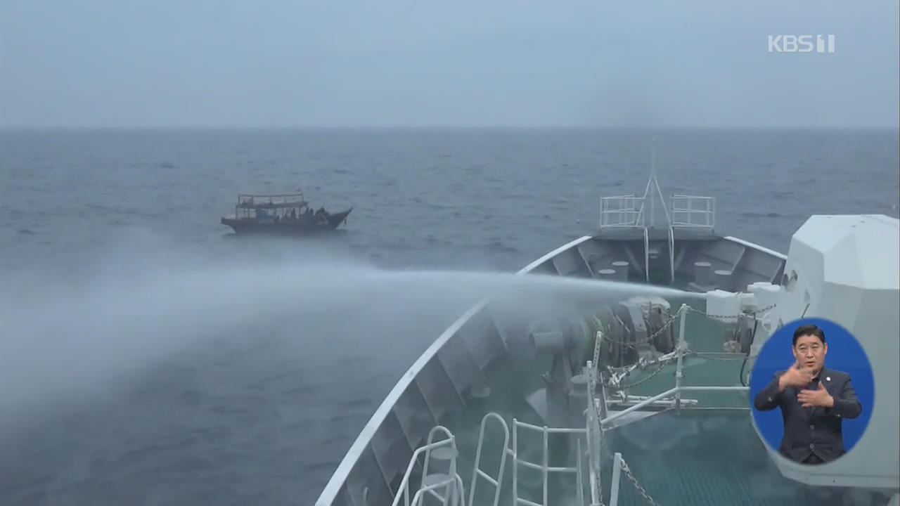 일본, 물 대포 쏘며 북한 어선 퇴거…北 어선 위태한 조업 계속