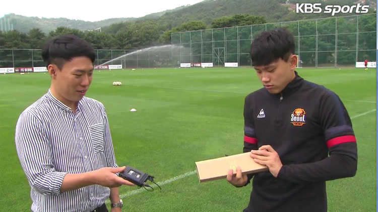 [영상] U-20 축구 조영욱 ‘이니 시계’ 받은 뒷얘기